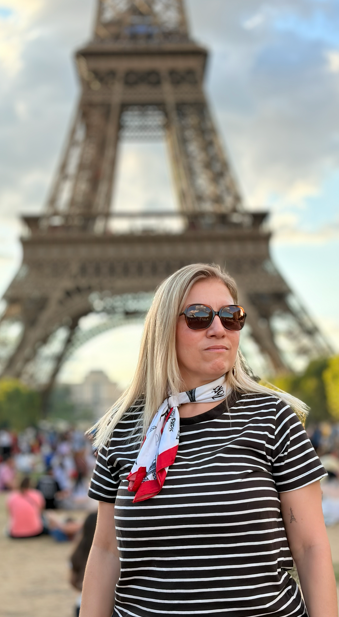 Karla Perrelli sorrindo durante um piquenique em Paris