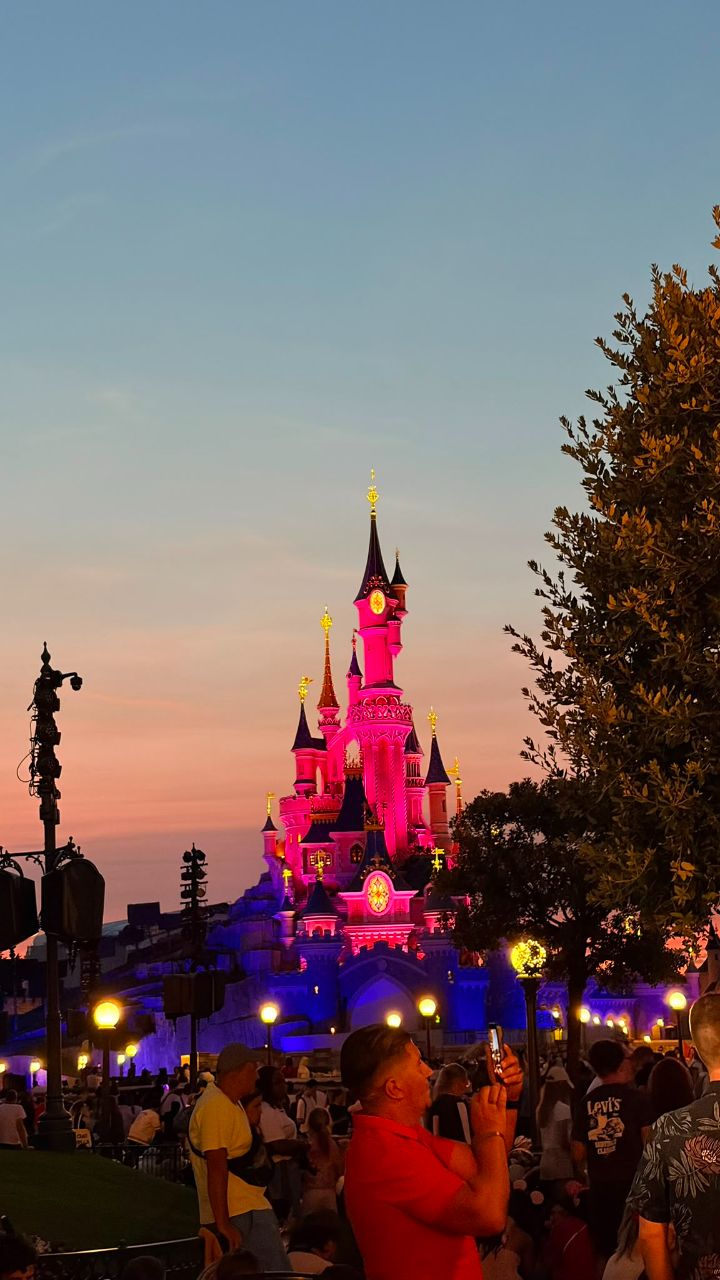 Castelo da Disneyland Paris iluminado à noite