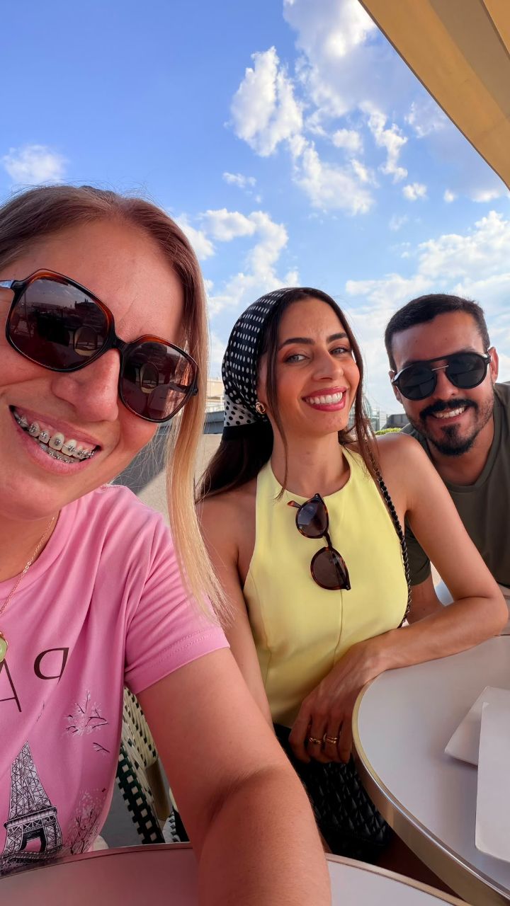Karla acompanhando clientes em Paris