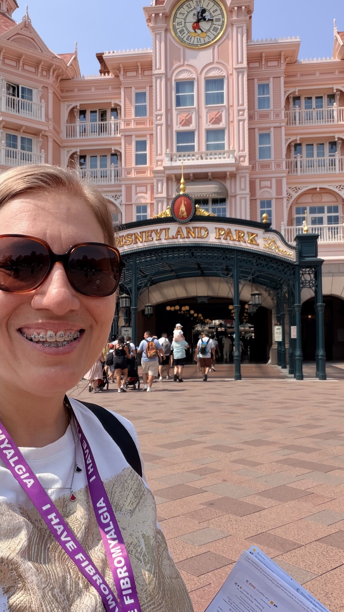 Karla na entrada do Disneyland Paris
