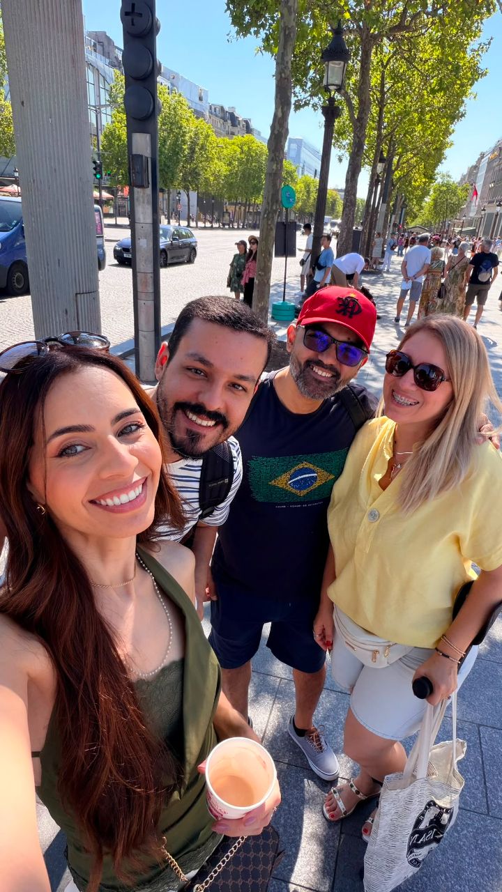 Karla e clientes brasileiros em Paris