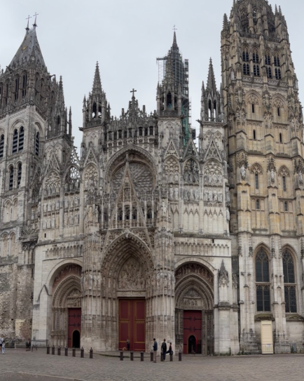 Fachada gótica da Catedral de Rouen, na Normandia